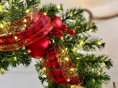 Dây lá thông Noel châu mờ ruy băng đỏ dài 3M [Bản lớn - Nhiều lá - Đèn đom đóm] DAYLA-04